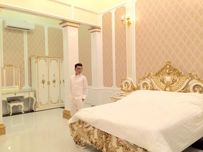 Một phần của biệt thự được trùng tu lại để làm khách sạn. Nội thất trong phòng được thiết kế theo phong cách hoàng gia - sơn son thiếp vàng.

