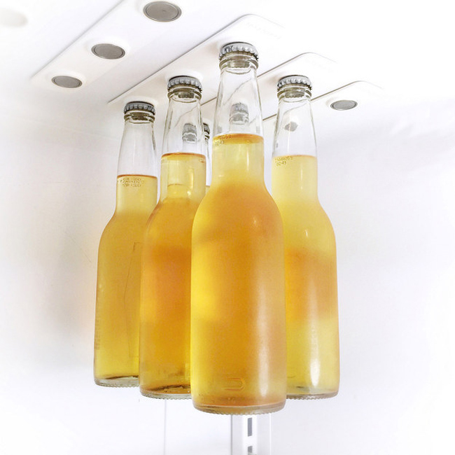 Một chiếc bảng nam châm gắn trên nóc tủ lạnh giúp bạn làm mát bia, nước ngọt mà không tốn nhiều diện tích trong tủ. Phía dưới, bạn vẫn có thể đựng đồ ăn như bình thường.
