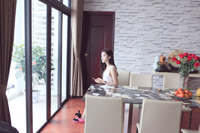 Đầu năm vừa qua, Á hậu Huyền My đã chuyển đến khu chung cư mới ở gần Ngã Tư Sở, Hà Nội để tiện cho các hoạt động của mình.
