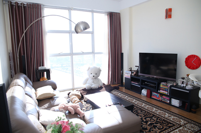 Hoa hậu Thuỳ Dung đang sống cùng chị gái trong một căn hộ ở tầng cao nhất của một khu chung cư tại quận 4, TP HCM. 
