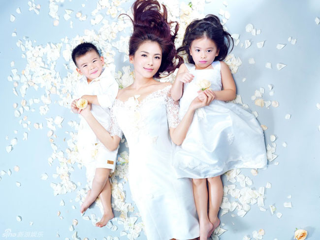'Hiền thê lương mẫu' của làng giải trí Hoa ngữ Lưu Đào khoe bộ ảnh mới cùng 2 bé con.
