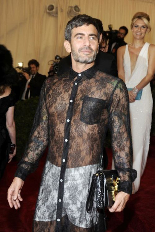 Nhà thiết kế Marc Jacobs gây sốc với bộ váy sơ mi xuyên thấu từ đầu đến chân.
