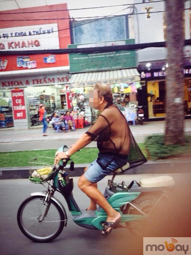 Một cụ ông người Việt từng gây xôn xao cộng đồng mạng khi xuất hiện trên đường phố với chiếc áo xuyên thấu,

