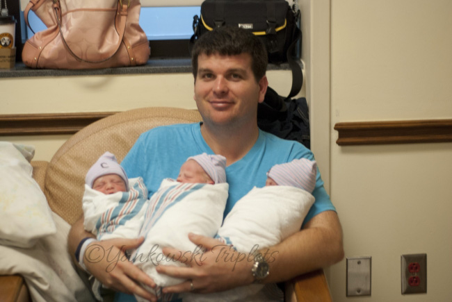 Cả 3 bé chào đời đều rất khỏe mạnh, không hề gặp bất cứ vấn đề rắc rối gì về sức khỏe.
