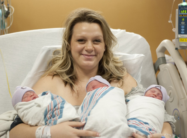 Brittany Yankowski chụp ảnh bên 3 con sau ca sinh nở.
