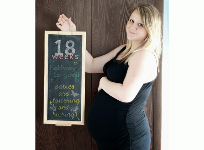Ở tuần 18 thai kỳ, bụng bầu của bà mẹ trẻ khá lớn, bằng người mang thai đơn 6-7 tháng.

