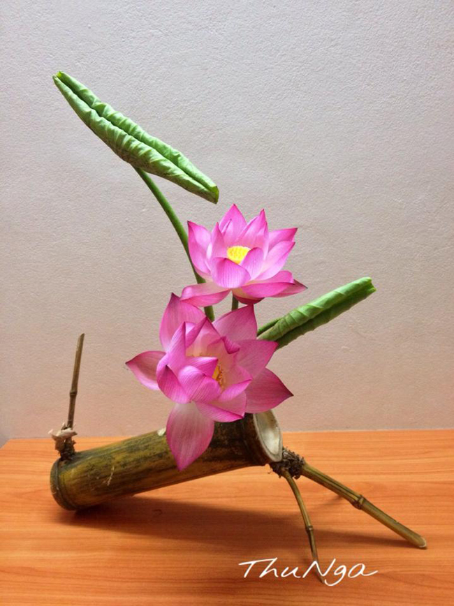 Chị Thu Nga thiên về kiểu cắm hoa Ikebana.
