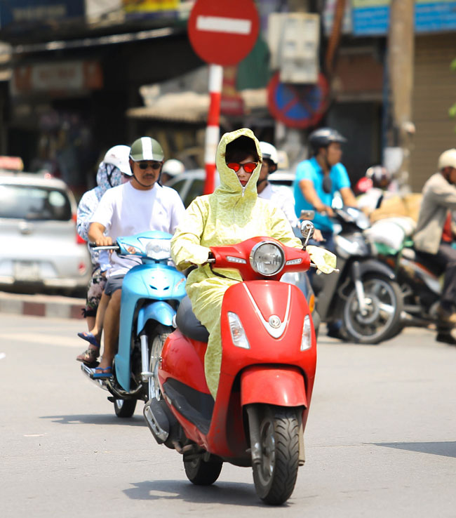 Đường phố Hà Nội những ngày này, bắt gặp rất nhiều hình ảnh phụ nữ ra đường chỉ để hở mỗi đôi mắt.
