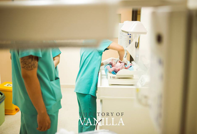 Và rất nhanh chóng, chỉ khoảng 20 phút sau đó, bé Vanilla đã chính thức cất tiếng khóc chào đời. Trong ảnh, em bé đang được các bác sĩ kiểm tra sức khỏe tổng thể.

