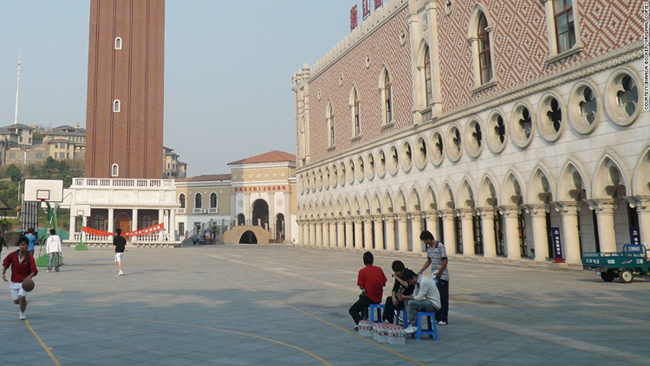 Thanh niên Trung Quốc đang chơi bóng rổ trước khu bản sao của quảng trường Thánh Mác-cô, Ý.
