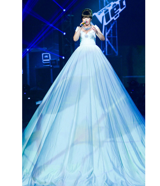 Ca sĩ Xuân Nghi từng khiến khán giả sững sờ khi xuất hiện trên sân khấu The Voice với chiếc váy siêu khồng lồ,
