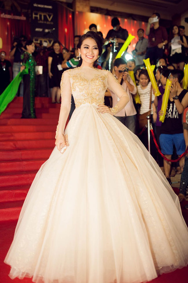 Bộ váy với phần tùng váy 'khủng' giúp diễn viên Ngọc Lan lộng lẫy như một bà hoàng.
