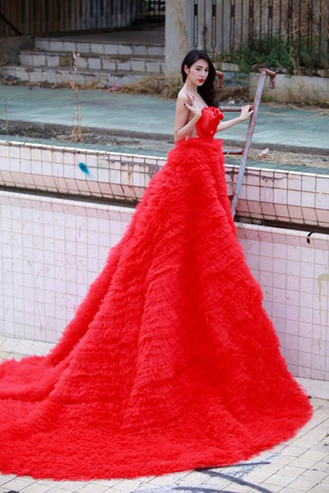 Chiếc váy cưới của Thủy Tiên gây sốc khi có chiều dài đến 8 mét.
