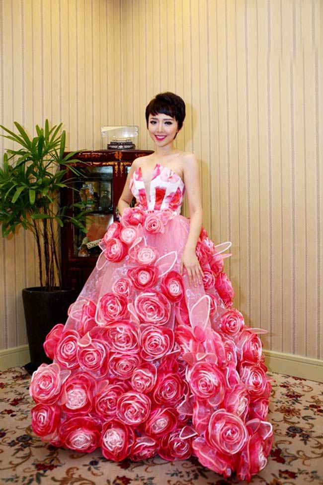 Chiếc váy kết đầy hoa với phần tùng váy rộng chắc hẳn khiến Tóc Tiên rất khổ sở.
