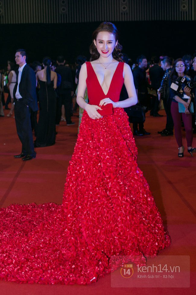 Chiếc váy của Angela Phương Trinh được làm từ 15.000 cánh hoa hồng và 10.000 viên pha lê.
