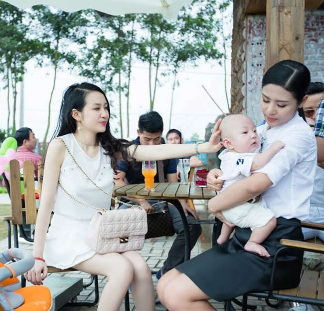 Hiện tại, Tuấn Hưng và Hương Baby dành hầu hết thời gian để chăm sóc cậu con trai đầu lòng.
