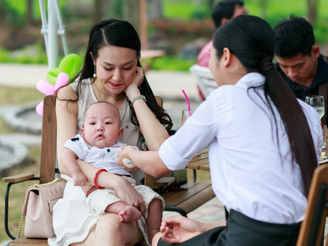 Nhiều khán giả nhận xét, Thu Hương mảnh mai hơn sau khi sinh và mang nét xinh đẹp, mặn mà của 'gái một con'.
