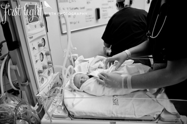 Sau khi được da tiếp da với mẹ, em bé được đưa về phòng riêng để vệ sinh, kiểm tra sức khỏe, đo chiều cao, cân nặng.
