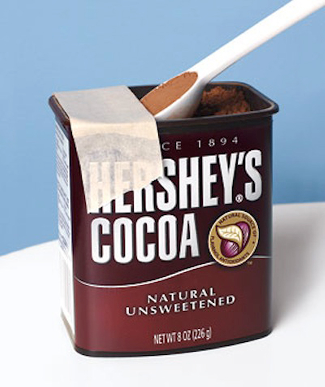 Dán một miếng băng dính lên nắp hộp sữa, hộp cacao để giúp bạn gạt bớt bột thừa dễ dàng.

