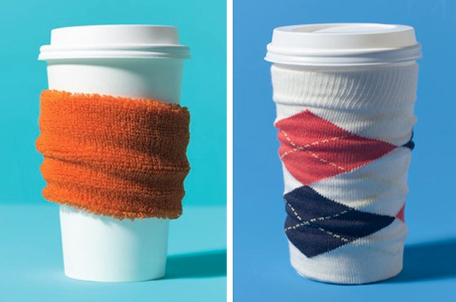 Băng đô hay khăn tay sẽ giúp bạn khỏi bị bỏng khi cầm vào cốc cà phê giấy.
