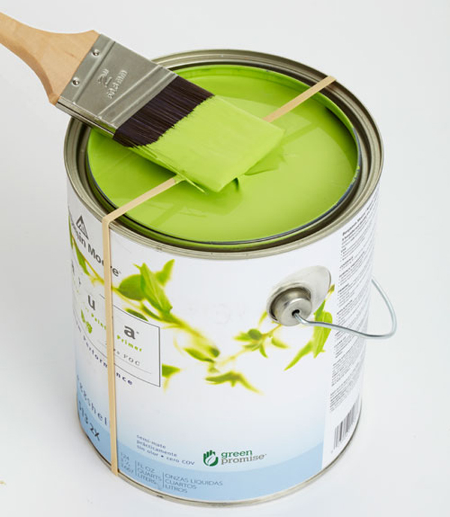 Để giữ cho sơn thừa trên chổi quét khỏi văng lung tung ra khắp nhà, bạn có thể căng một chiếc dây cao su xung quanh lọ và dùng để quét đầu chổi. 
