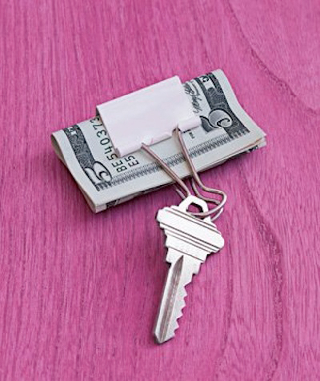 Sử dụng một chiếc kẹp giấy để giữ tiền khi đi chợ. Bạn cũng có thể móc vào đó chiếc chìa khóa nhà của gia đình.
