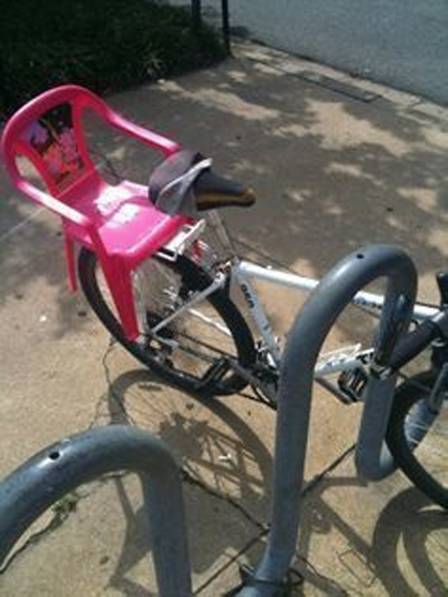 Có bậc cha mẹ nào dám cho con ngồi lên chiếc ghế xe đạp này?
