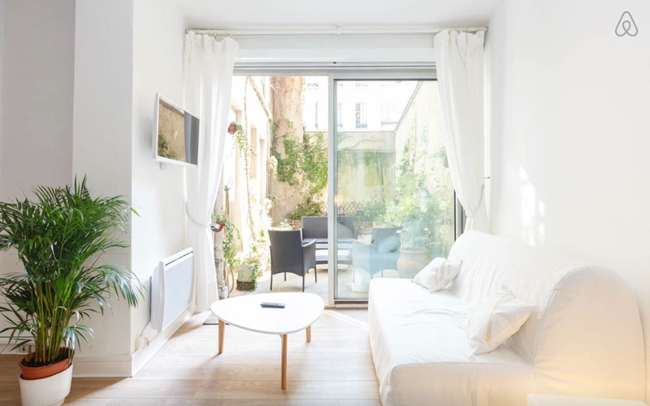 Căn hộ một phòng trông rộng rãi và thoáng đãng hơn nhiều với nội thất toàn là màu trắng. Khu vườn nhỏ xinh phía ngoài giúp thanh lọc không khí cũng như mang lại vẻ tươi mát cho không gian sống của du khách trong thời gian nghỉ dưỡng ở Paris. 
