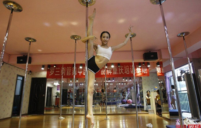 Một cô gái đến từ Trùng Khánh (Trung Quốc) gây 'sốt' cộng đồng mạng khi tung những bức ảnh múa cột lên trang cá nhân. 
