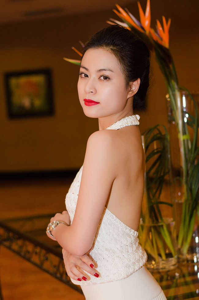 Nữ ca sĩ Hoàng Thùy Linh có khá nhiều kiểu trang phục khoe lưng thời thượng và đầy phong cách.
