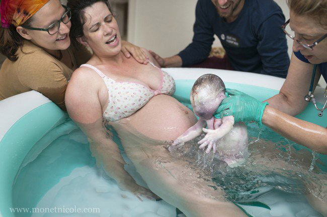 Em bé ra đời vẫn nằm nguyên trong bọc nước ối.

