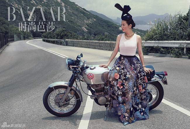 Mặc váy dài cưỡi siêu xe máy - hình ảnh mới của Triệu Vy
