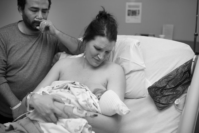 Dù đã là lần sinh nở thứ 3 nhưng cặp đôi vẫn không khỏi xúc động. Người chồng thậm chí còn rơm rớm nước mắt khi nhìn ngắm đứa con mới chào đời.
