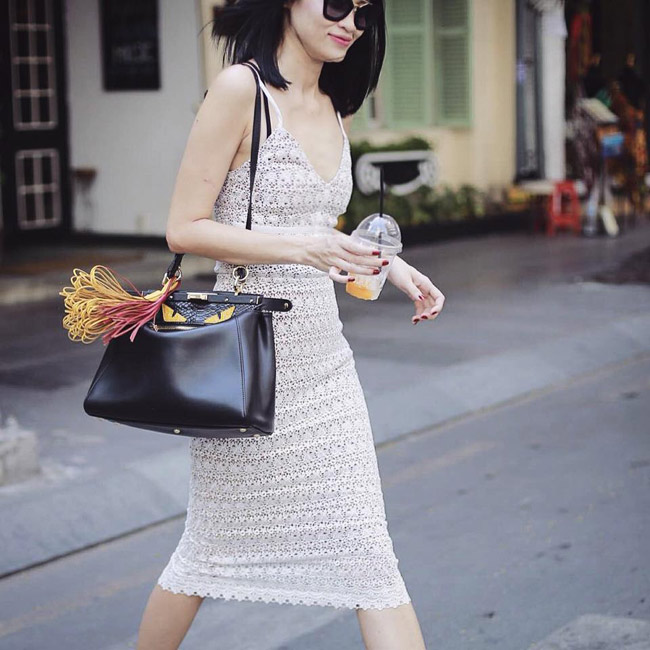 Biên tập viên thời trang đồng thời là cựu người mẫu Thanh Trúc rất thích diện váy đầm, áo hai dây dù chẳng sở hữu vòng 1 bốc lửa.
