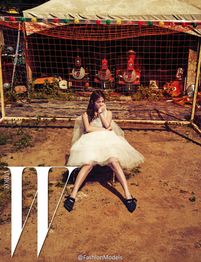 Song Hye Kyo trên tạp chí W số mới nhất.

