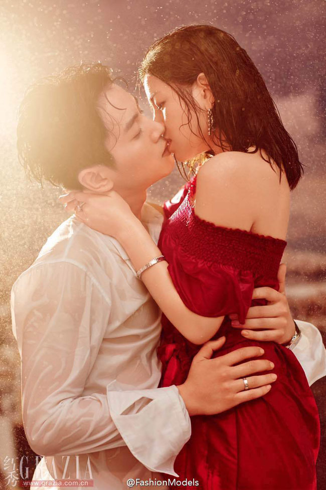Nụ hôn dưới mưa đậm chất điện ảnh của 'Tiểu Long Nữ' và 'Dương Quá'.

