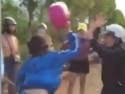 Tin tức - Xuất hiện video hai nữ sinh lớp 10 đánh nhau như phim hành động