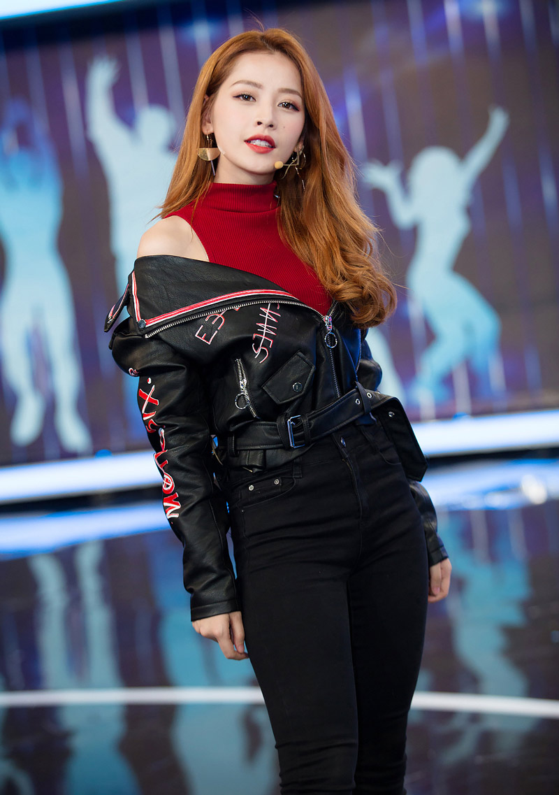 Học sao Việt cách mặc áo khoác amp;#34;chất như nước cấtamp;#34; cho ngày hè thêm sành điệu - 2