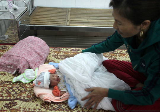 Bé trai sơ sinh nặng 3,1 kg bị bỏ rơi ở cạnh mương thủy lợi - 1