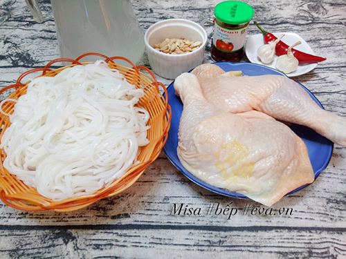 Cách nấu mì Quảng gà đậm đà ngon miệng cho bữa sáng - 1