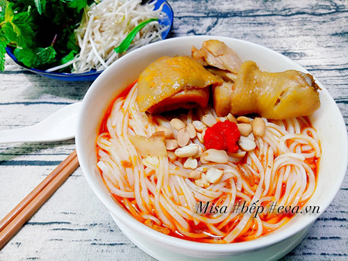 Cách nấu mì Quảng gà đậm đà ngon miệng cho bữa sáng - 11