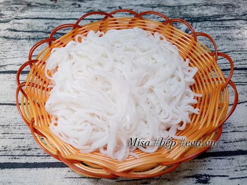Cách nấu mì Quảng gà đậm đà ngon miệng cho bữa sáng - 5