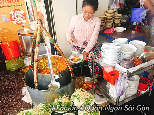 Gánh bún riêu chợ Bến Thành khiến vợ chồng Đăng Khôi mê “quên lối về” - 2