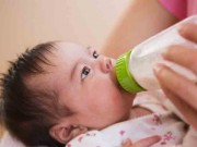 Làm mẹ - Sai lầm khi pha sữa cho con làm mất chất dinh dưỡng, sữa bổ mấy cũng bằng không