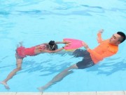 Sức khỏe - Mùa hè trẻ đi bơi nhiều, đây là cách để giúp trẻ tránh bị viêm tai giữa