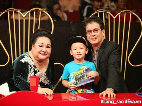 Nhạc sĩ 70 tuổi Đức Huy đưa vợ kém mình 44 tuổi và con trai nhỏ tới trường quay - 5