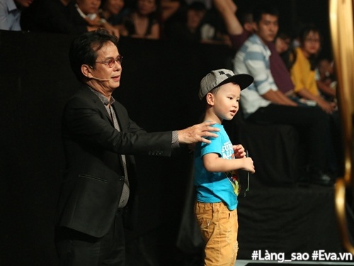 Nhạc sĩ 70 tuổi Đức Huy đưa vợ kém mình 44 tuổi và con trai nhỏ tới trường quay - 1