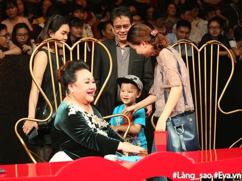 Nhạc sĩ 70 tuổi Đức Huy đưa vợ kém mình 44 tuổi và con trai nhỏ tới trường quay - 3