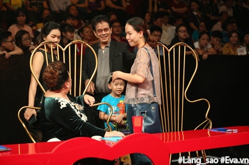 Nhạc sĩ 70 tuổi Đức Huy đưa vợ kém mình 44 tuổi và con trai nhỏ tới trường quay - 4