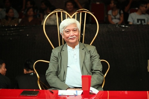 Nhạc sĩ 70 tuổi Đức Huy đưa vợ kém mình 44 tuổi và con trai nhỏ tới trường quay - 8